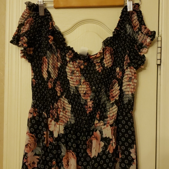 Black floral off the shoulder maxi - Picture 2 of 8